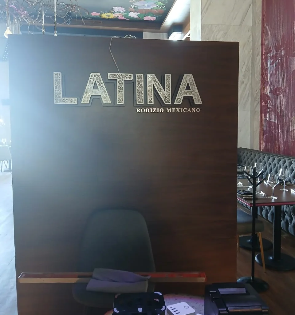 Logotipo latina de aluminio Calado